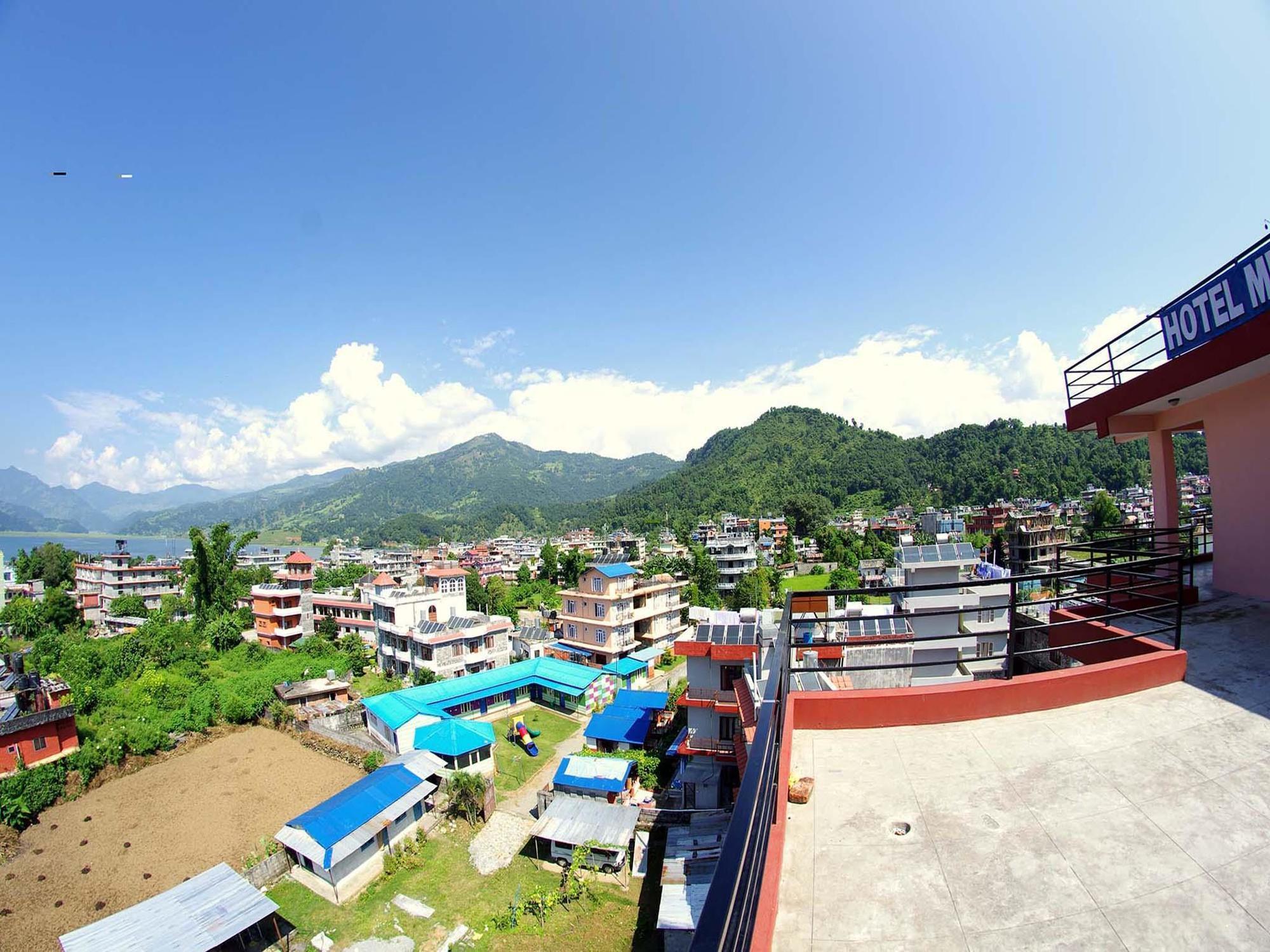 Hotel Middle Path & Spa Pokhara Extérieur photo