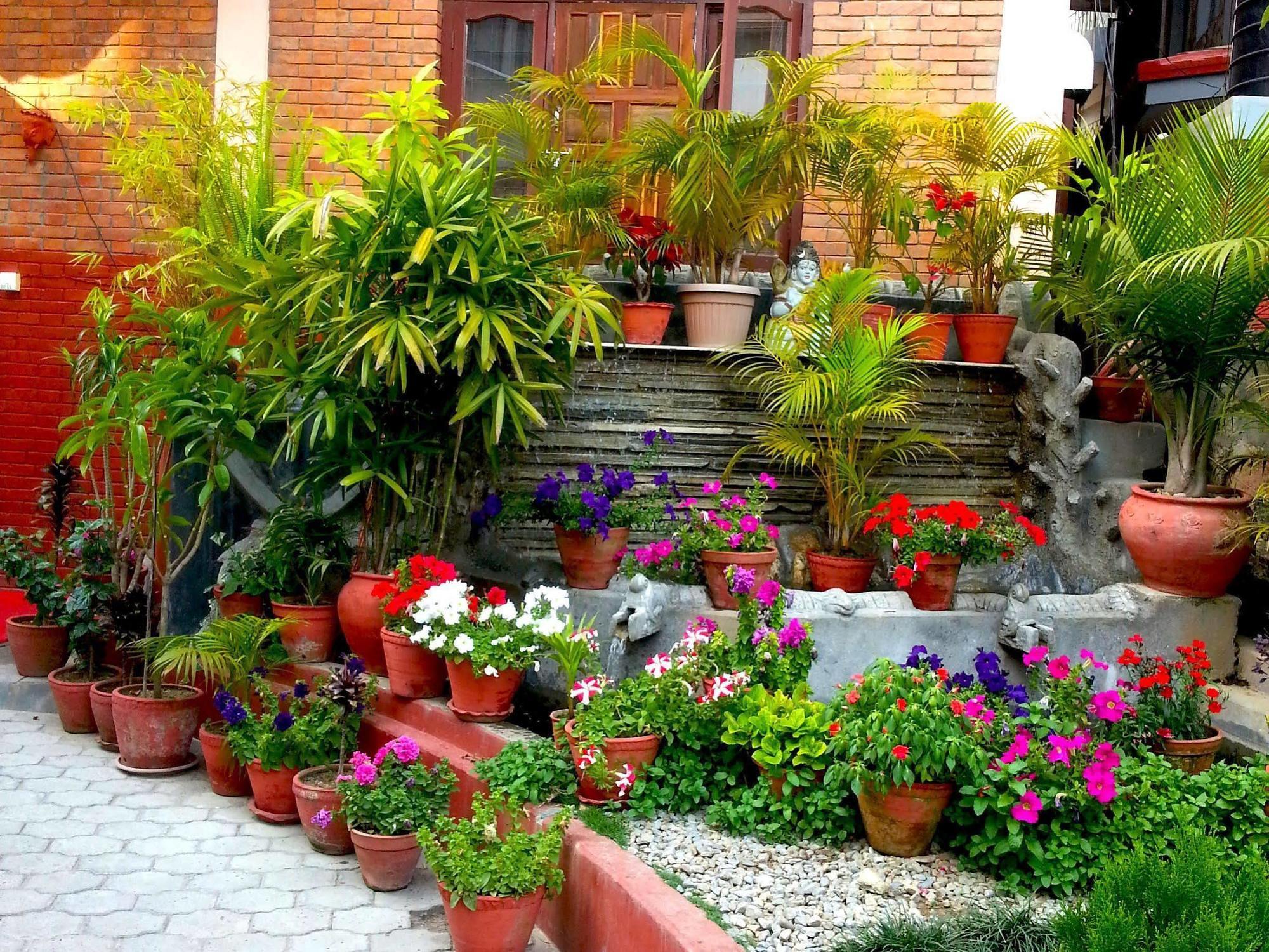 Hotel Middle Path & Spa Pokhara Extérieur photo